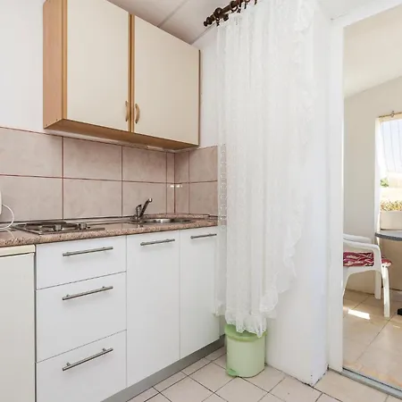 1 Bedroom Stunning Apartment In Dinjiska