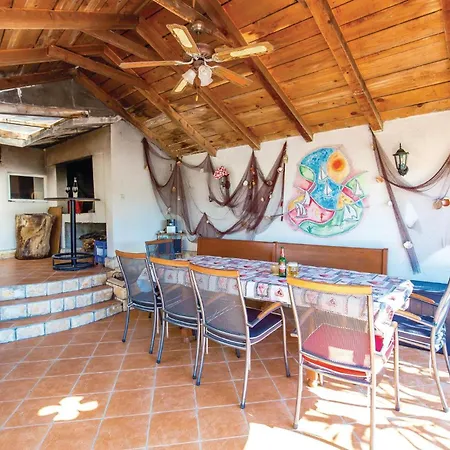 1 Bedroom Stunning Apartment In Dinjiska Appartamento