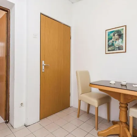 1 Bedroom Stunning Apartment In Dinjiska